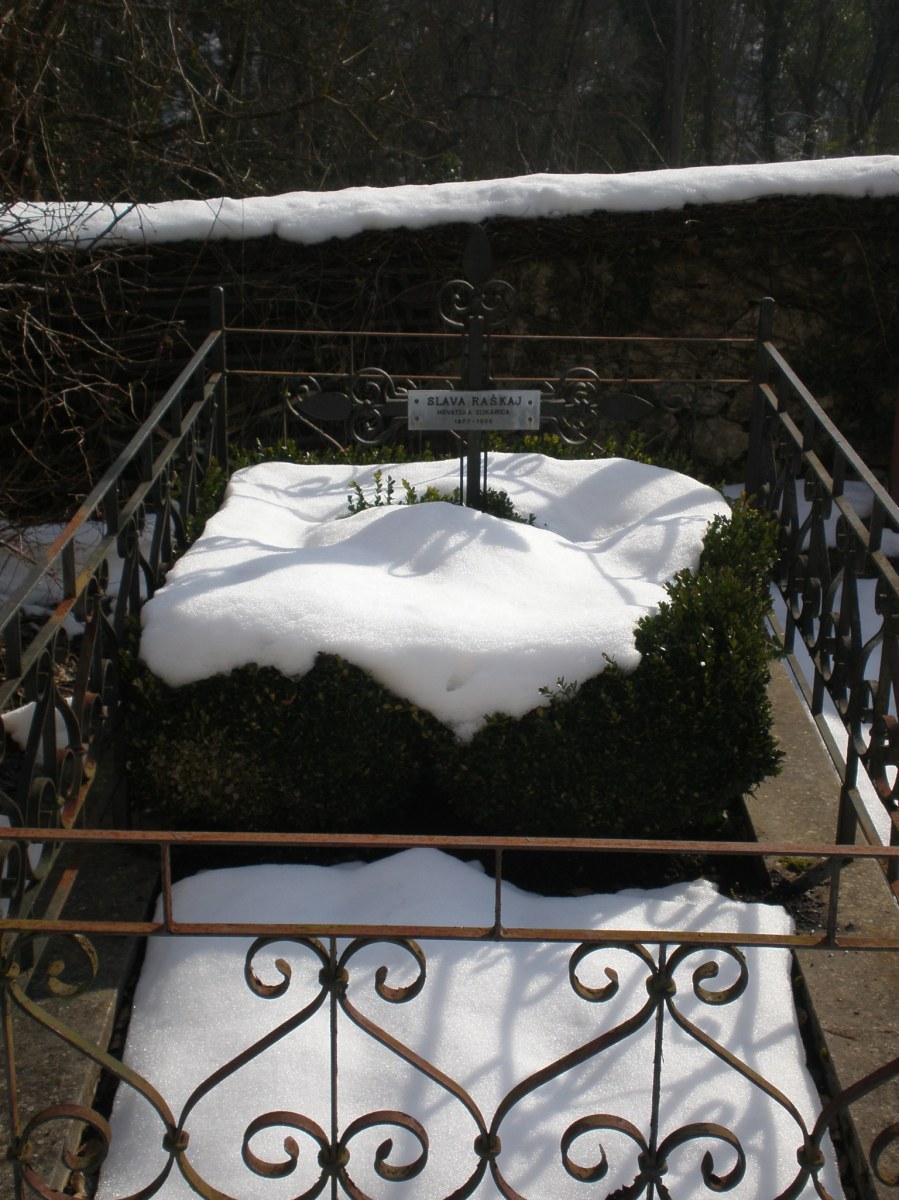 grave of Slava Rašakaj, the famous deaf-mute Croatian painter