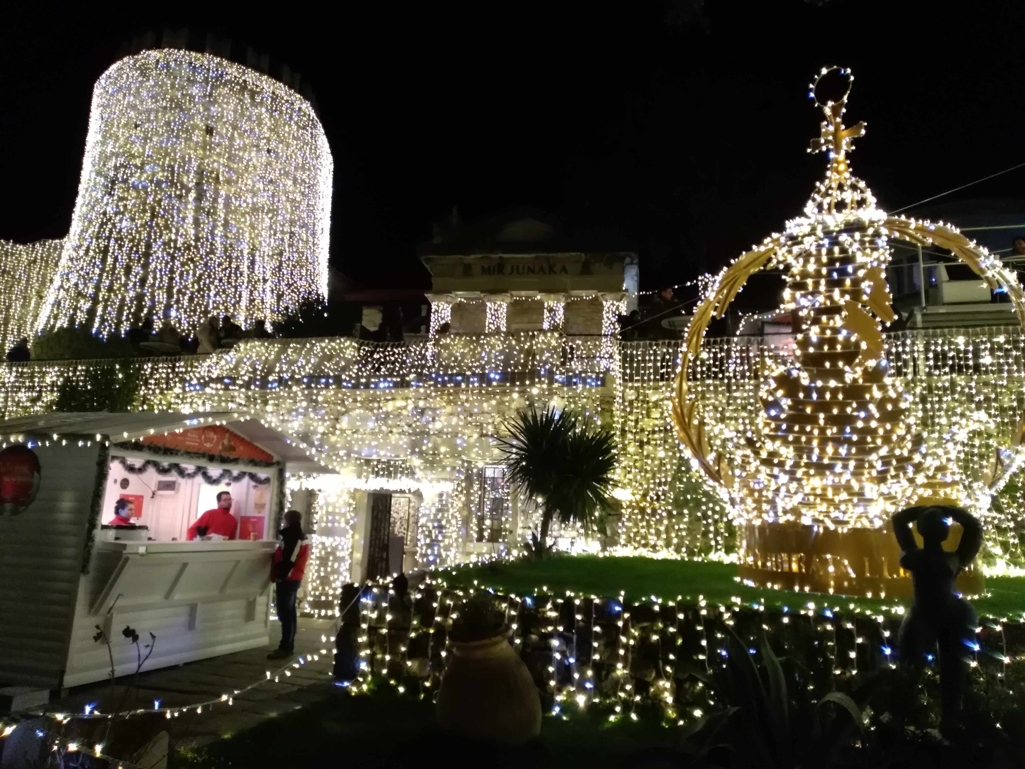 trsatcastlechristmasdecorations