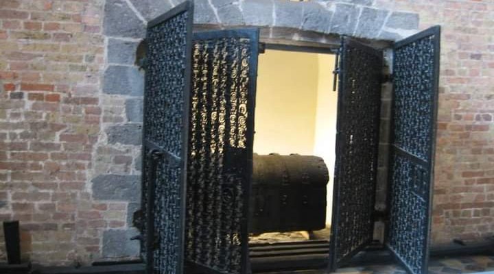 Thursday doors: a few doors from Bruges