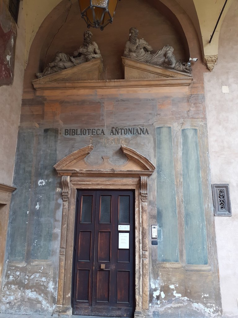 Thursday doors: beautiful doors from Padua, Italy